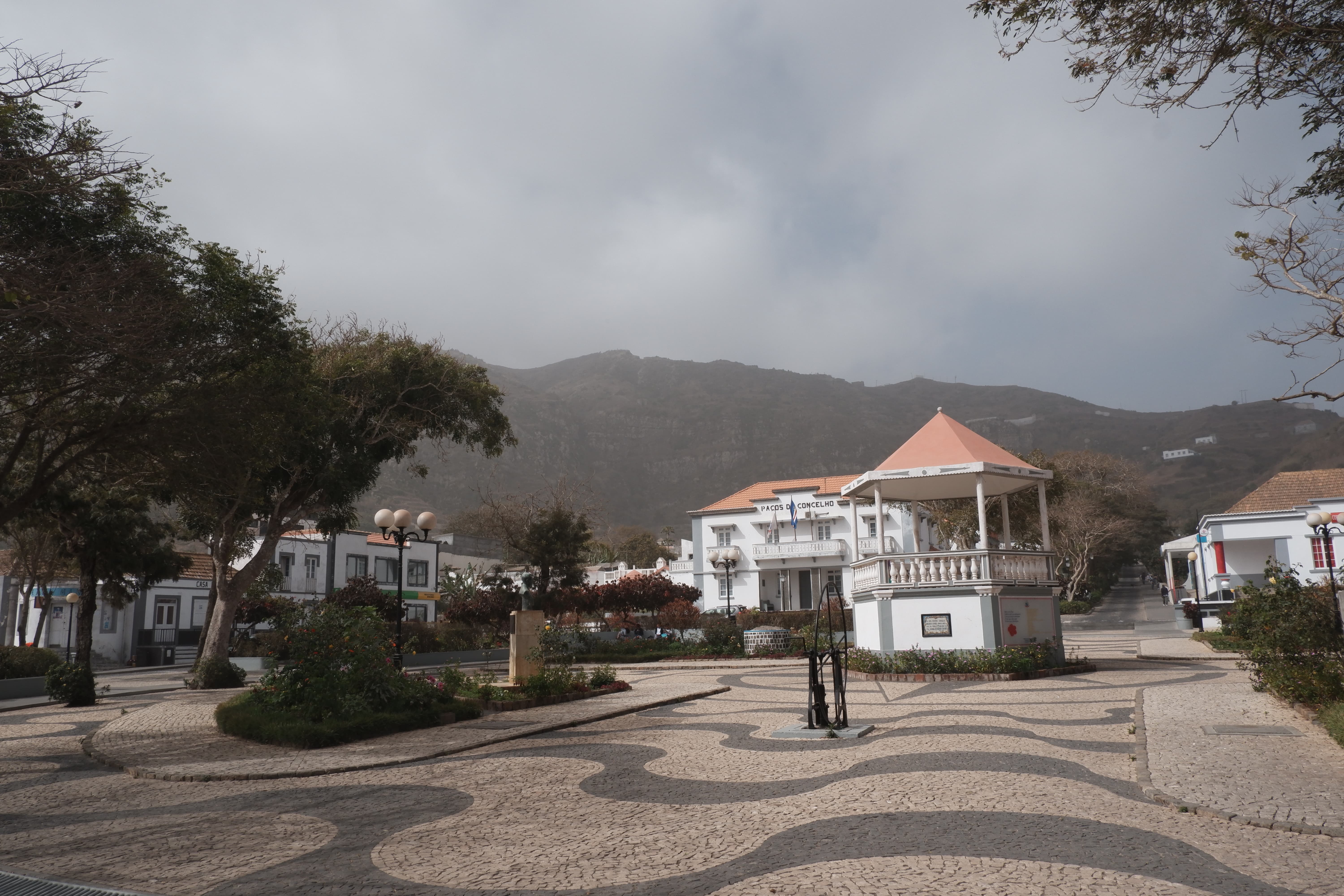 La place centrale de Vila Nova Sintra