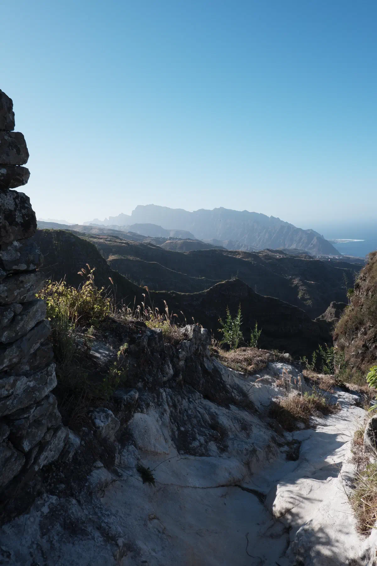 Die Aussicht von Lombo Branco auf Santo Antão Insel. Ein kleiner Teil von Ponto do Sol erscheint im Hintergrund.
