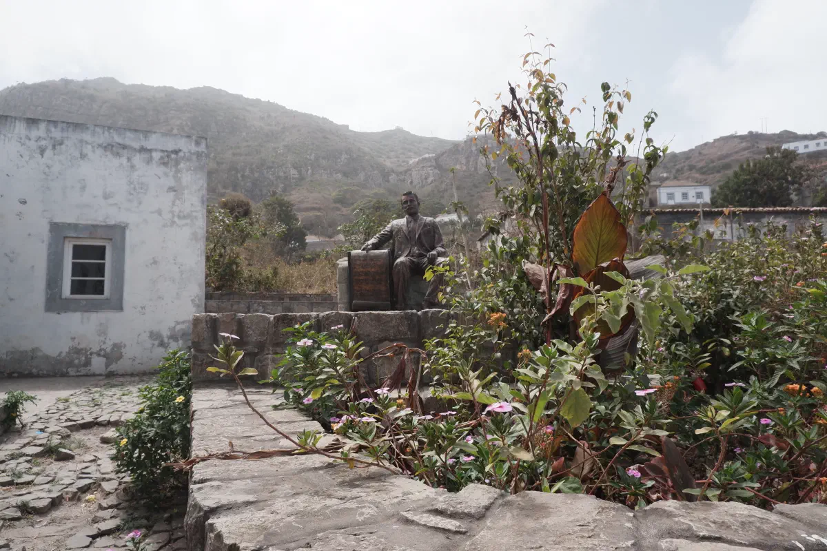 Statue de Eugénio Tavares devant sa maison
